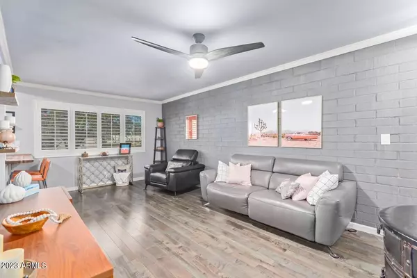 Phoenix, AZ 85017,2532 W berridge Lane #e204