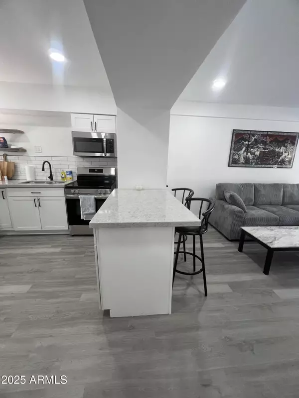 Phoenix, AZ 85012,353 E THOMAS Road #C104