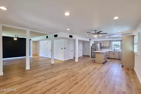 3737 E TURNEY Avenue #207, Phoenix, AZ 85018