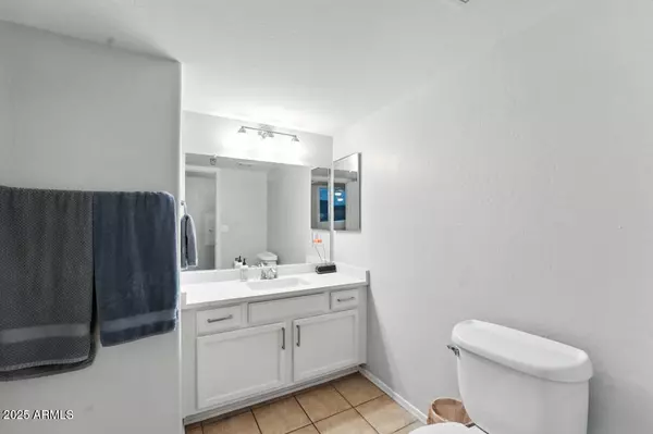 Phoenix, AZ 85018,3301 E EARLL Drive #107