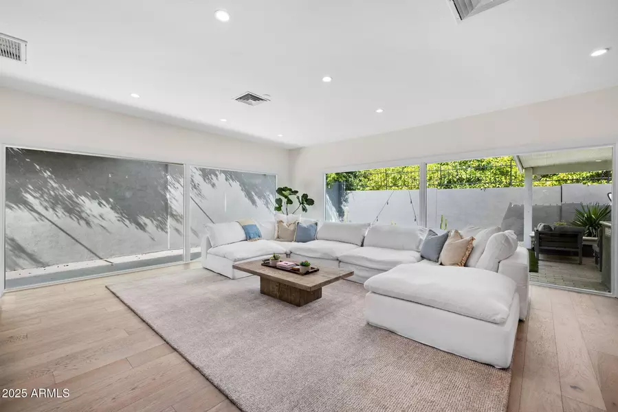 153 N COUNTRY CLUB Drive, Phoenix, AZ 85014