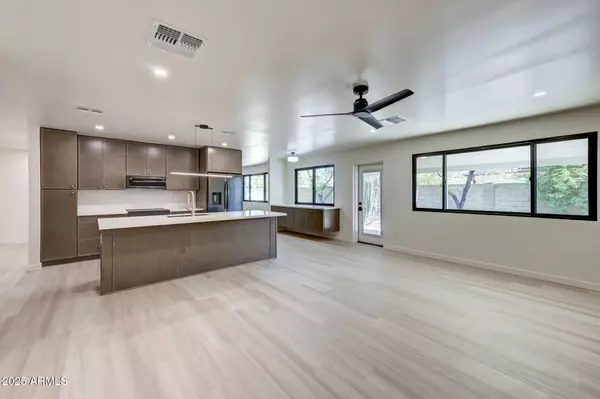 Phoenix, AZ 85028,3409 E MERCER Lane