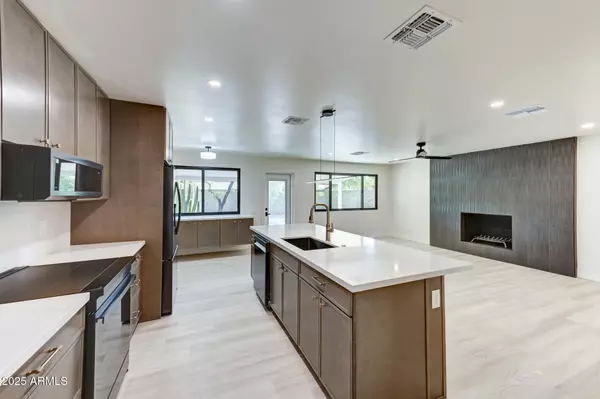 Phoenix, AZ 85028,3409 E MERCER Lane