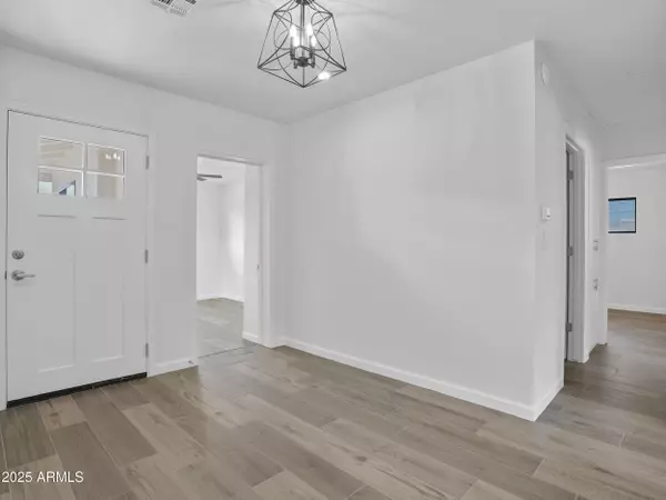 Phoenix, AZ 85014,1046 E ELM Street