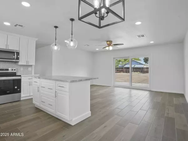 Phoenix, AZ 85014,1046 E ELM Street