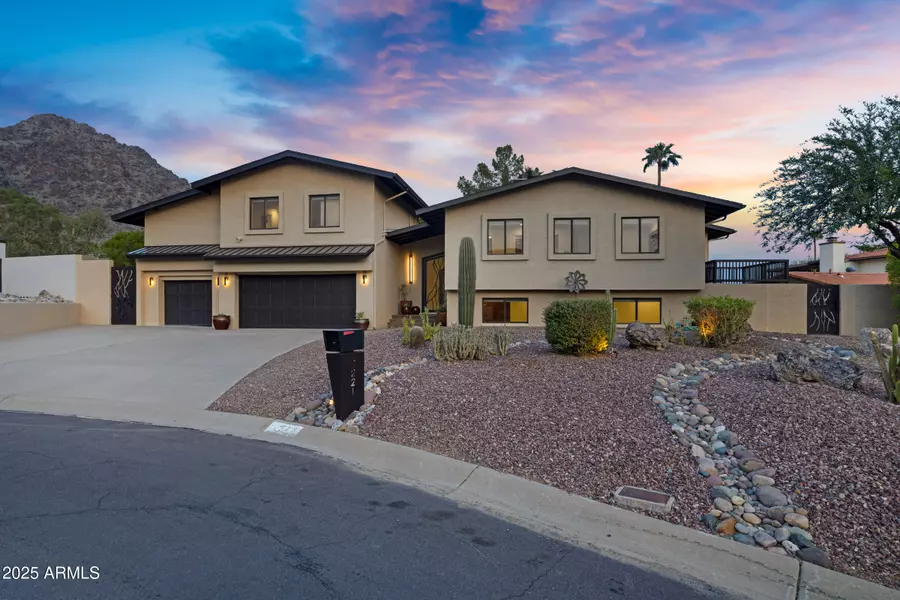 2221 E VISTA Avenue, Phoenix, AZ 85020