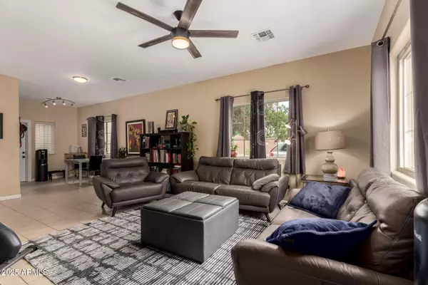 Phoenix, AZ 85032,2826 E TRACY Lane #1