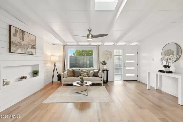 Phoenix, AZ 85014,5809 N 10TH Place