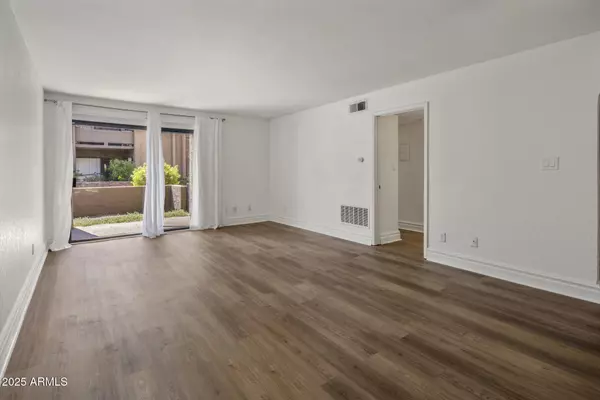 Phoenix, AZ 85018,3825 E CAMELBACK Road #104