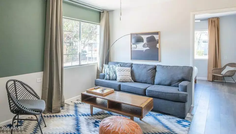 Phoenix, AZ 85013,913 W Highland Avenue
