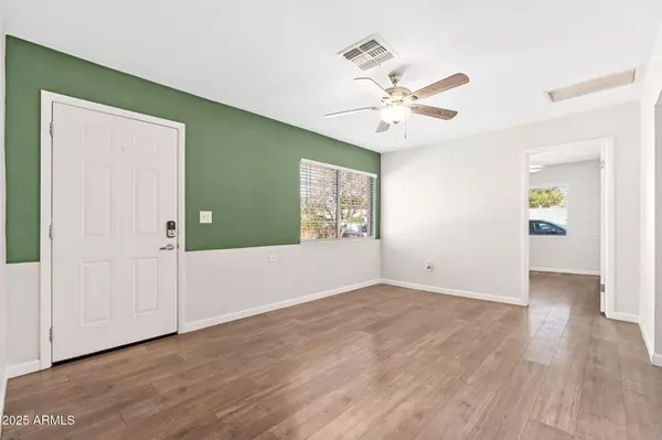 Phoenix, AZ 85013,913 W Highland Avenue