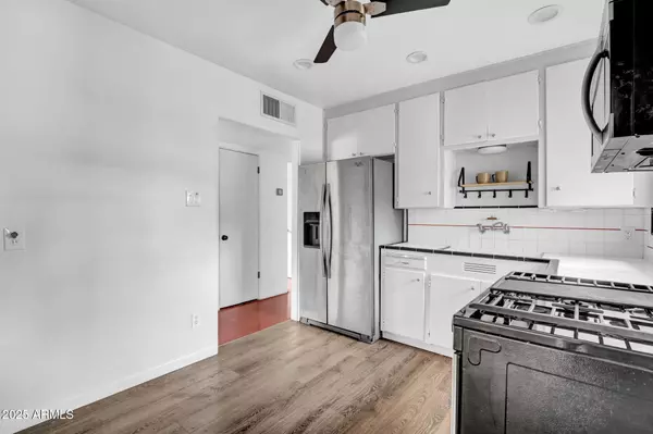 Phoenix, AZ 85013,812 W MCLELLAN Boulevard
