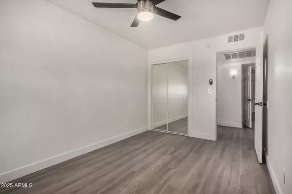 Phoenix, AZ 85032,18202 N CAVE CREEK Road #111