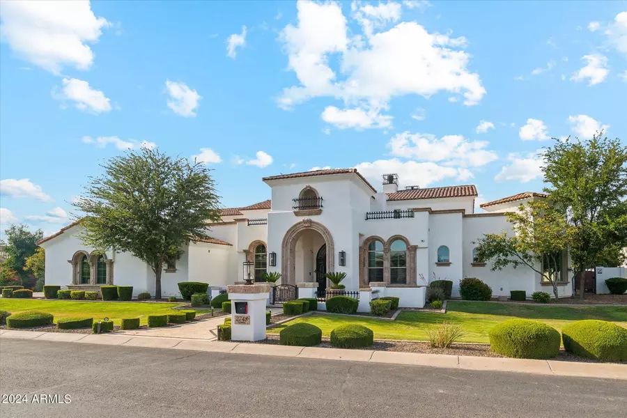 2748 E WARBLER Road, Gilbert, AZ 85297