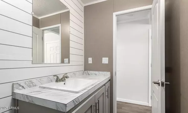 Phoenix, AZ 85009,2605 W VAN BUREN Street #137
