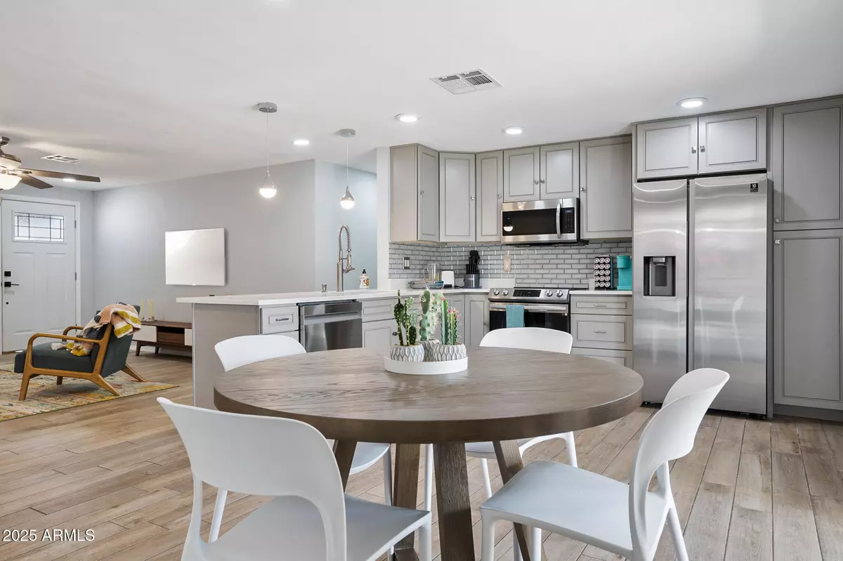 Phoenix, AZ 85032,3455 E SHARON Drive