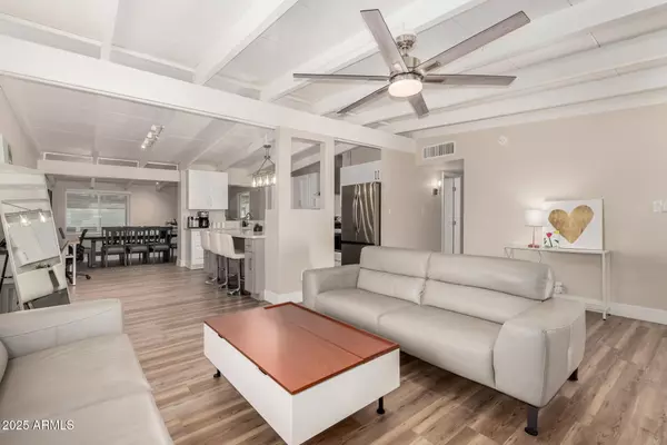 Phoenix, AZ 85014,5833 N 10TH Street