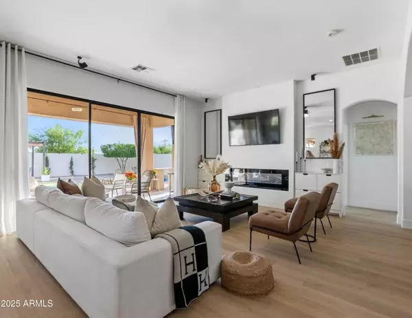 2405 W APACHE RAIN Road, Phoenix, AZ 85085