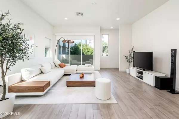 Phoenix, AZ 85004,325 E Coronado Road #13