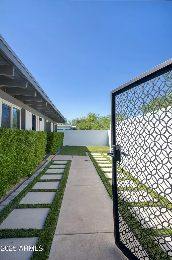 Phoenix, AZ 85014,5821 N 10TH Street