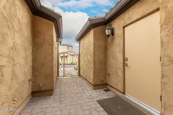 Chandler, AZ 85248,250 W QUEEN CREEK Road #106
