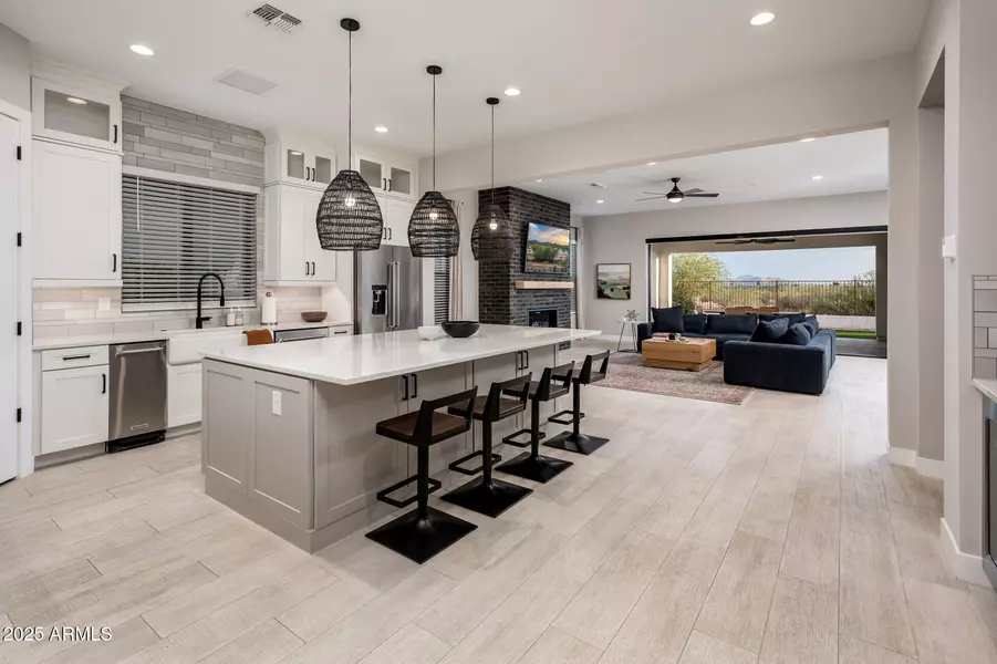 6615 E LIBBY Street, Phoenix, AZ 85054