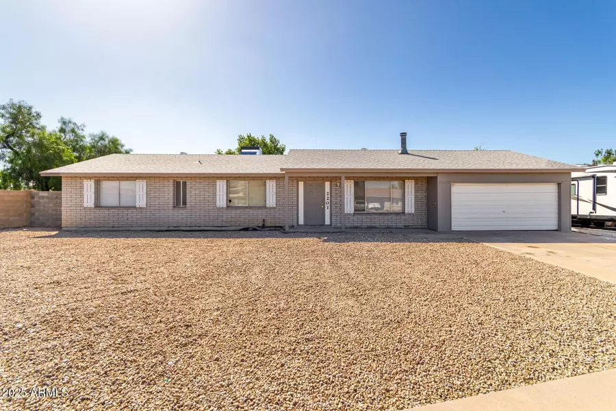 2201 W TOPEKA Drive, Phoenix, AZ 85027