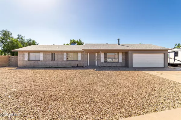 2201 W TOPEKA Drive, Phoenix, AZ 85027