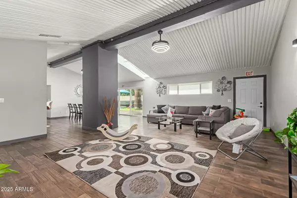 Phoenix, AZ 85012,328 E BETHANY HOME Road