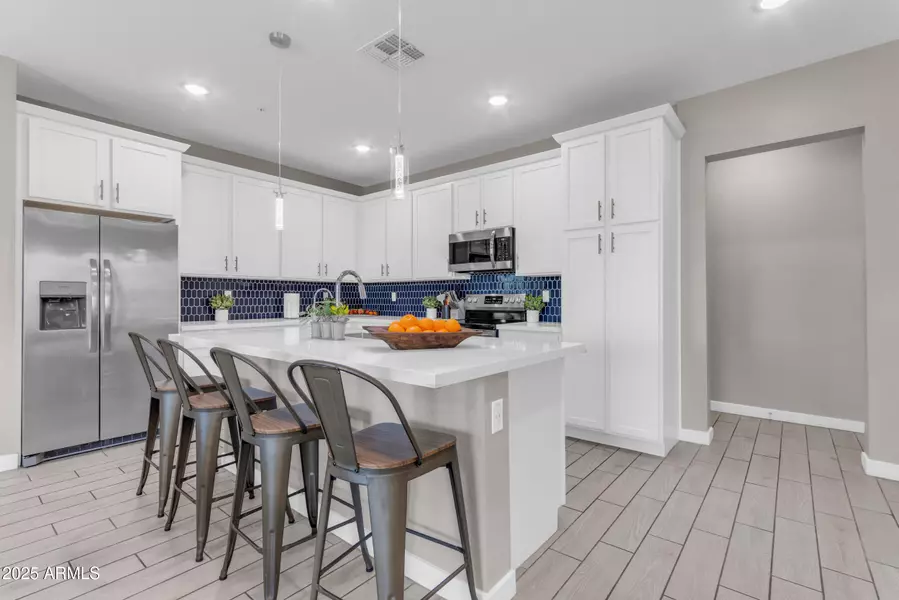 155 N LAKEVIEW Boulevard #204, Chandler, AZ 85225