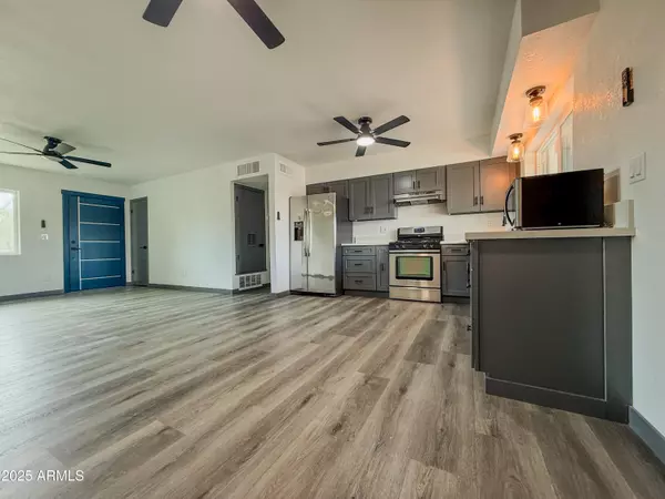 Tolleson, AZ 85353,8606 W VAN BUREN Street