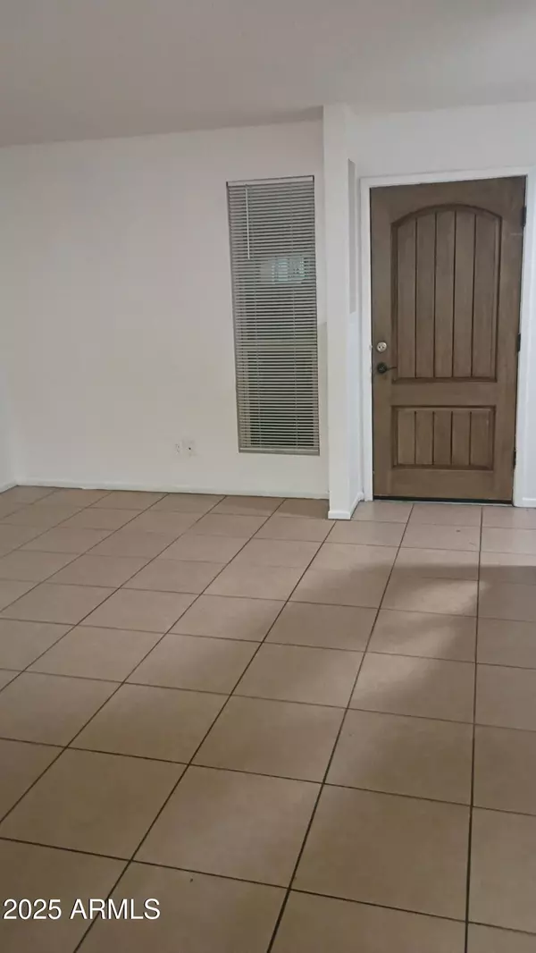 Phoenix, AZ 85032,2437 E TRACY Lane #2