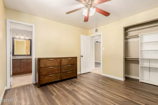 Phoenix, AZ 85019,3823 W LAWRENCE Road