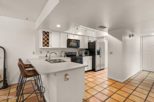 Scottsdale, AZ 85258,8651 E ROYAL PALM Road #208