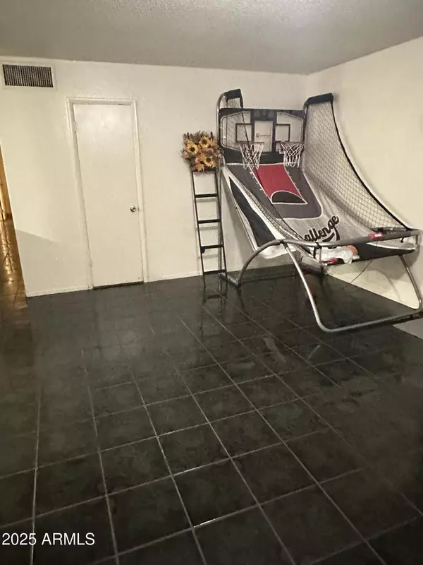 Phoenix, AZ 85033,6213 W EARLL Drive