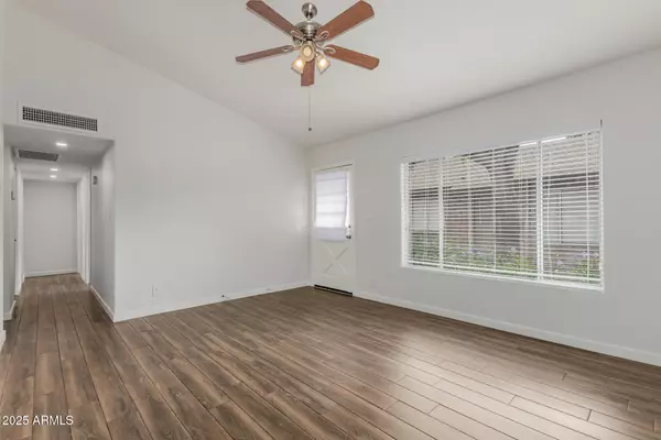 Tempe, AZ 85283,6406 S LAKESHORE Drive #D