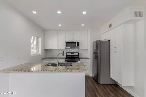 Tempe, AZ 85283,6406 S LAKESHORE Drive #D