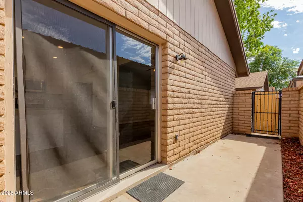 Tempe, AZ 85283,6406 S LAKESHORE Drive #D