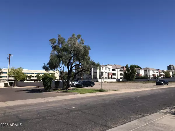 Phoenix, AZ 85012,326 E FLOWER Street #18