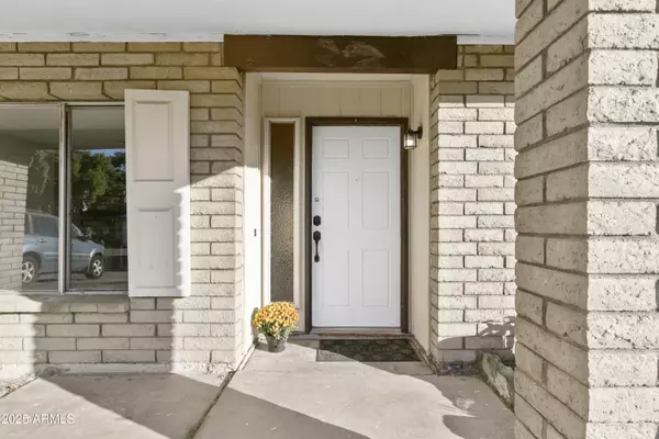 5208 W Shangri La Road, Glendale, AZ 85304