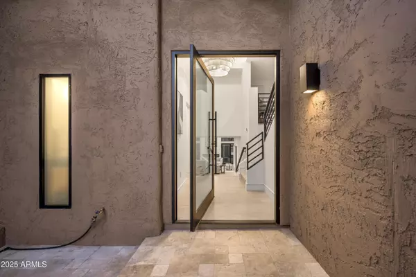 Phoenix, AZ 85018,4446 E CAMELBACK Road #102