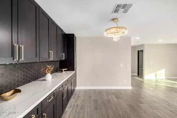 Phoenix, AZ 85014,1236 E MCLELLAN Boulevard