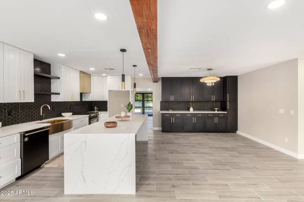 Phoenix, AZ 85014,1236 E MCLELLAN Boulevard