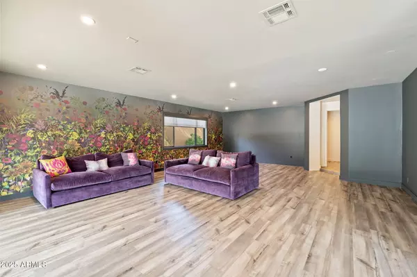 Phoenix, AZ 85028,9046 N 28TH Street