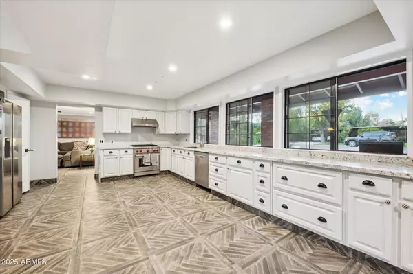 Phoenix, AZ 85012,105 E CLAREMONT Street