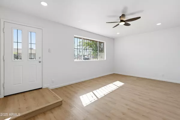 Phoenix, AZ 85041,530 W DESERT Drive