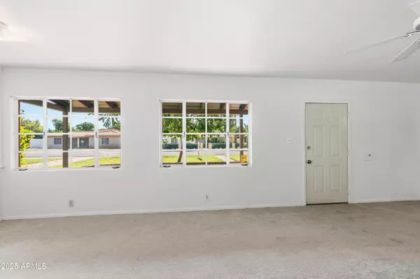 Phoenix, AZ 85012,330 E MEDLOCK Drive