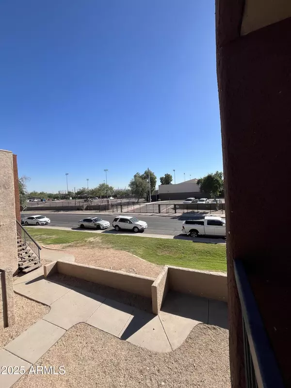 Phoenix, AZ 85031,3810 N MARYVALE Parkway #2075