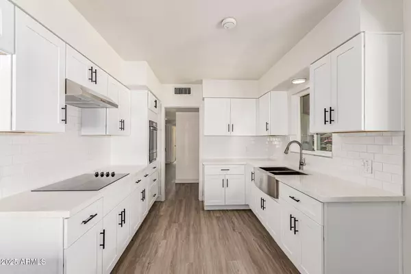 135 N STAPLEY Drive, Mesa, AZ 85203