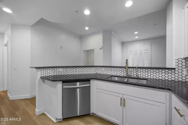 Phoenix, AZ 85028,11640 N TATUM Boulevard #1082